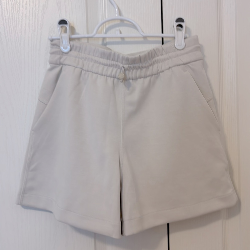 Lululemon| Softstreme High-Rise Short size 4